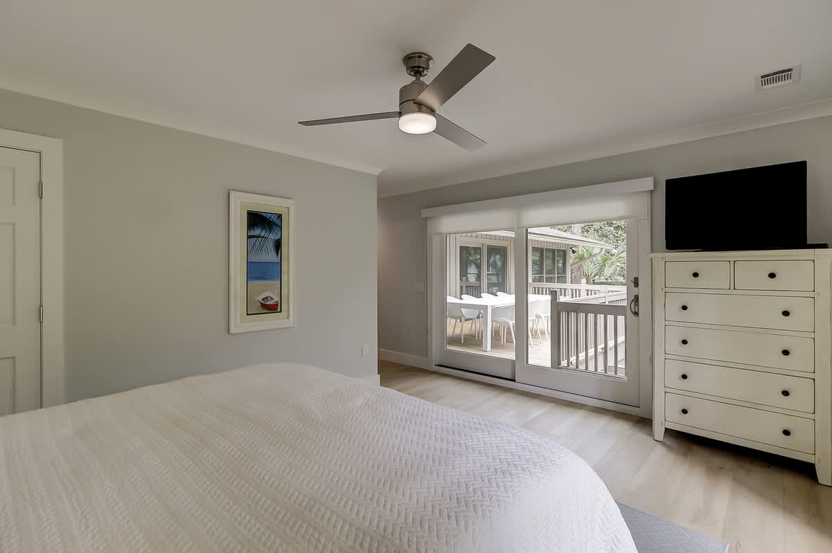 2nd Level Primary 2 w/ Walk-In Shower and Tub