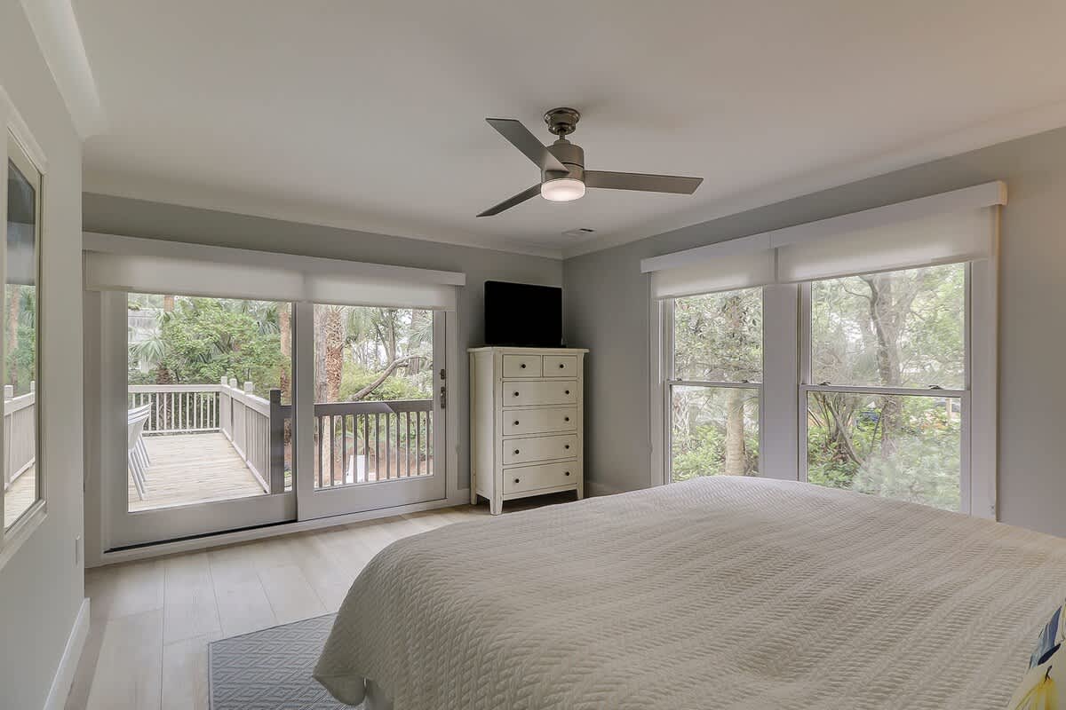 2nd Level Primary 2 w/ Walk-In Shower and Tub