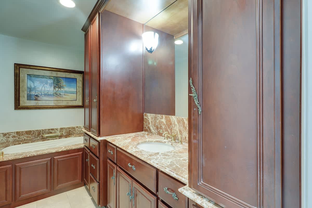 2nd Level Primary 2 w/ Walk-In Shower and Tub