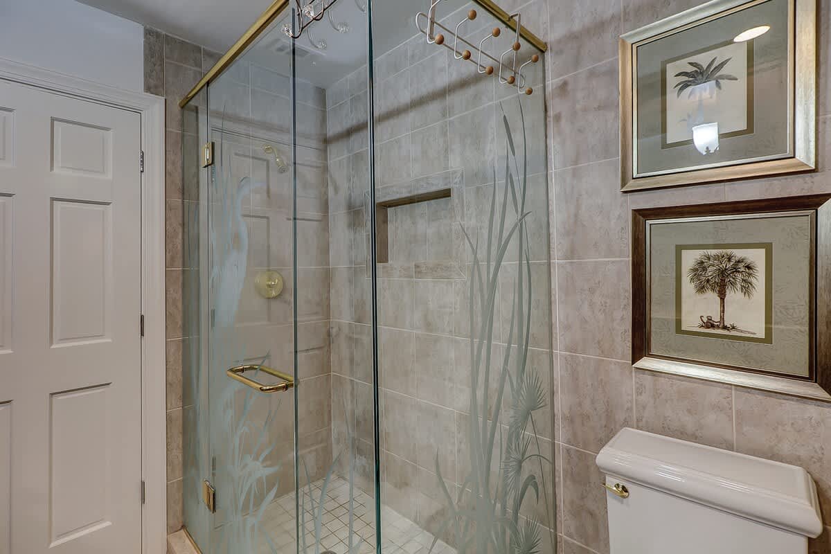 2nd Level Primary 2 w/ Walk-In Shower and Tub