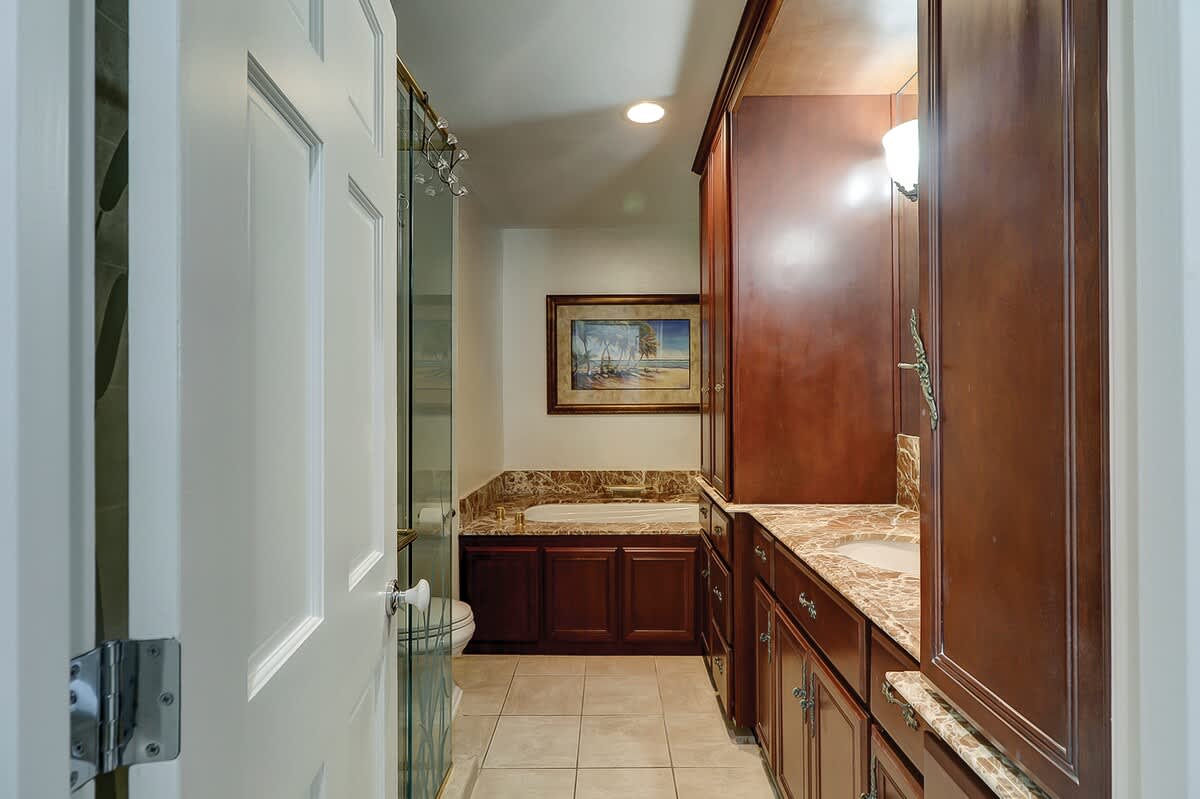 2nd Level Primary 2 w/ Walk-In Shower and Tub