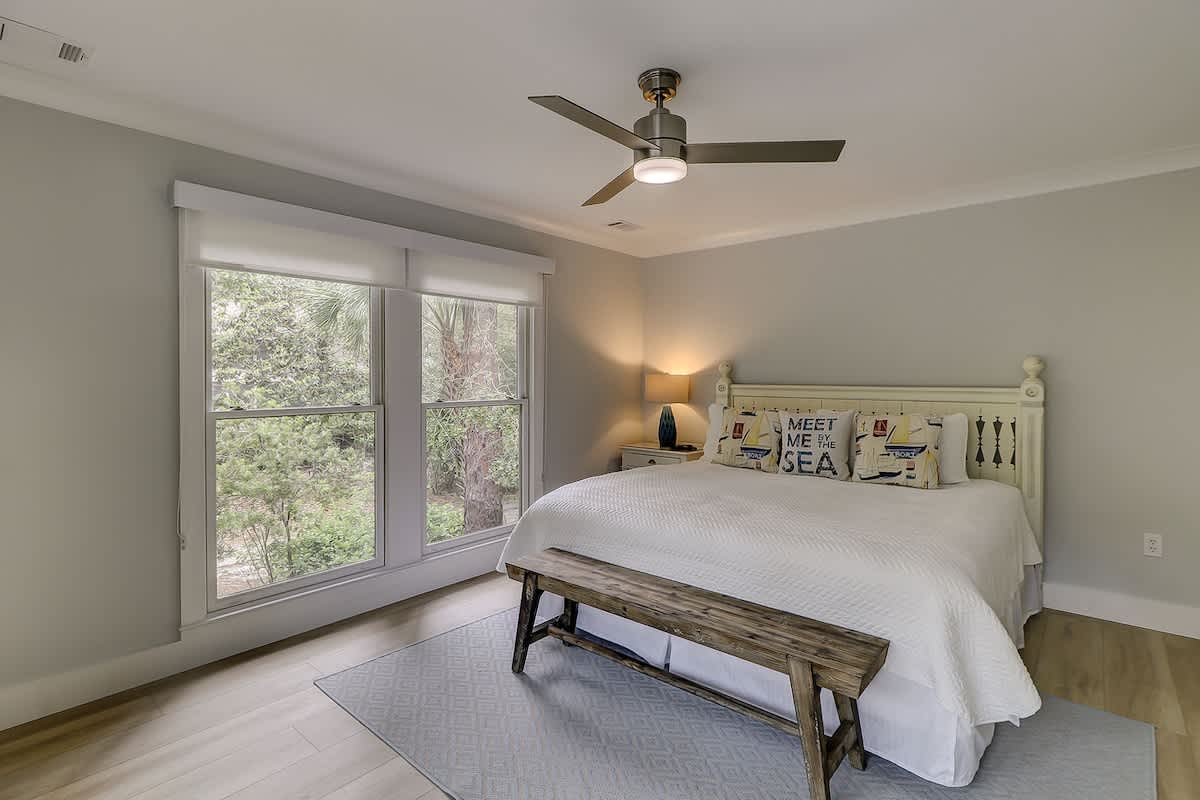 2nd Level Primary 2 w/ Walk-In Shower and Tub