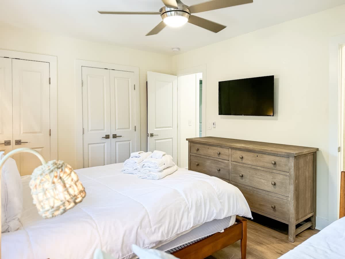Guest Suite with Queen Bed and Twin Day Bed