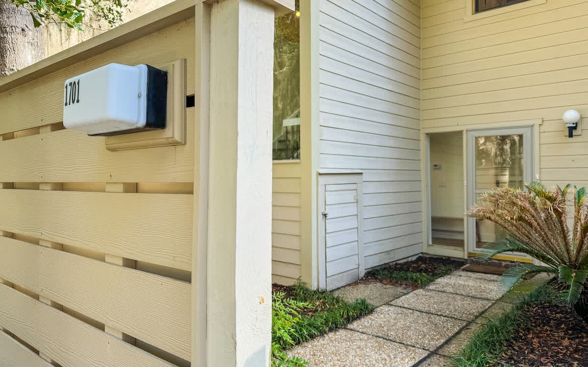Exterior Entrance Courtyard