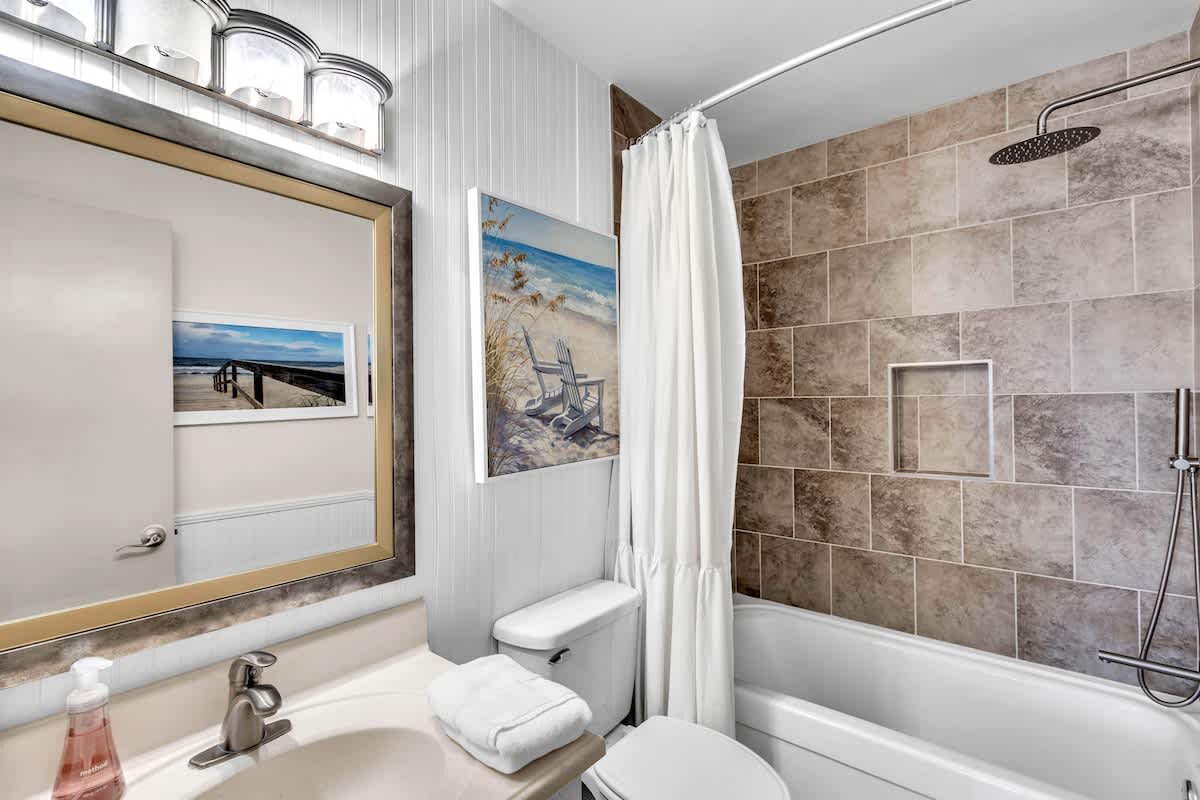 Primary En-Suite Bathroom