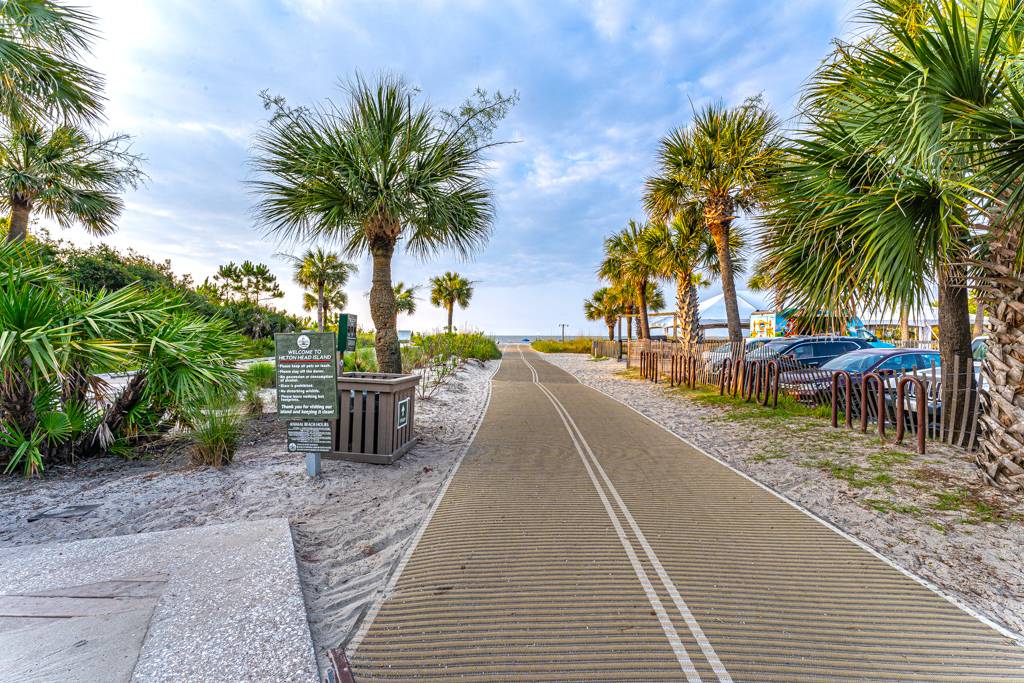 7-Minute Walk to Coligny Beach