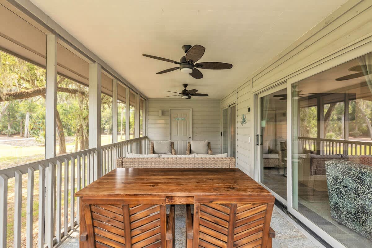 Large Screened Deck with Golf Course Views