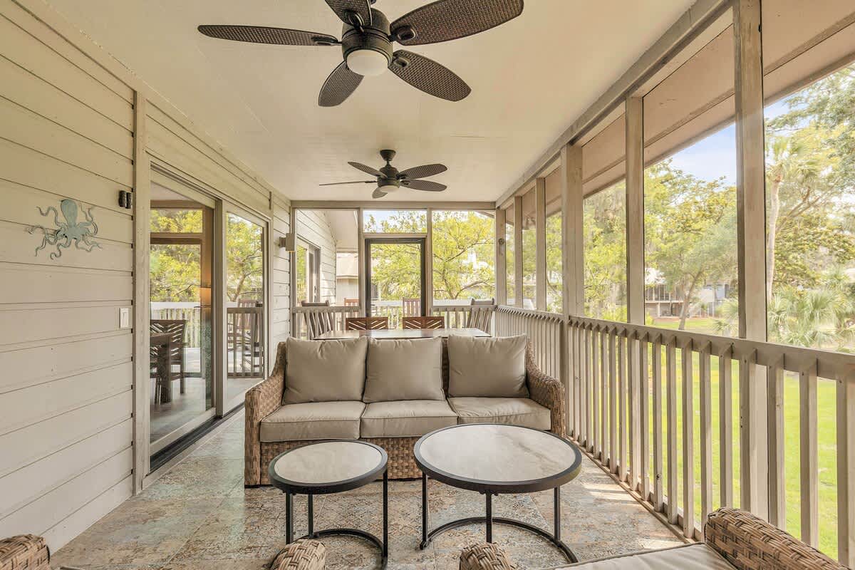 Large Screened Deck with Golf Course Views