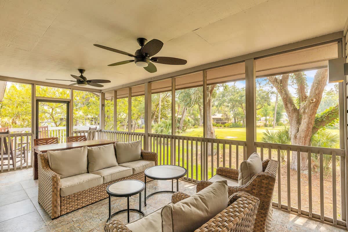 Large Screened Deck with Golf Course Views