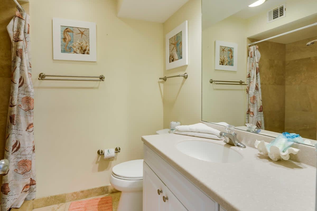 Queen bedroom bath