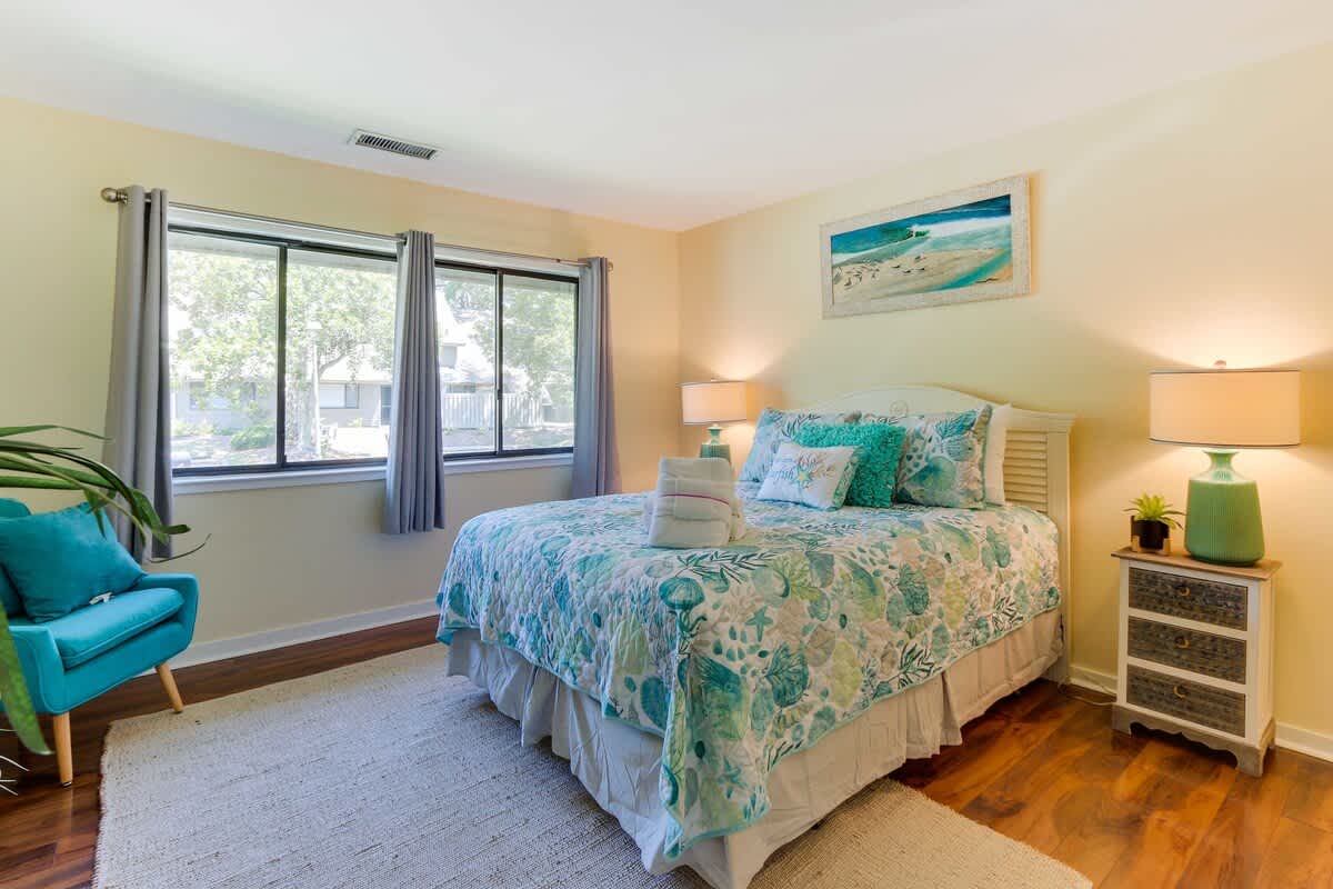 Main Floor Queen Bedroom