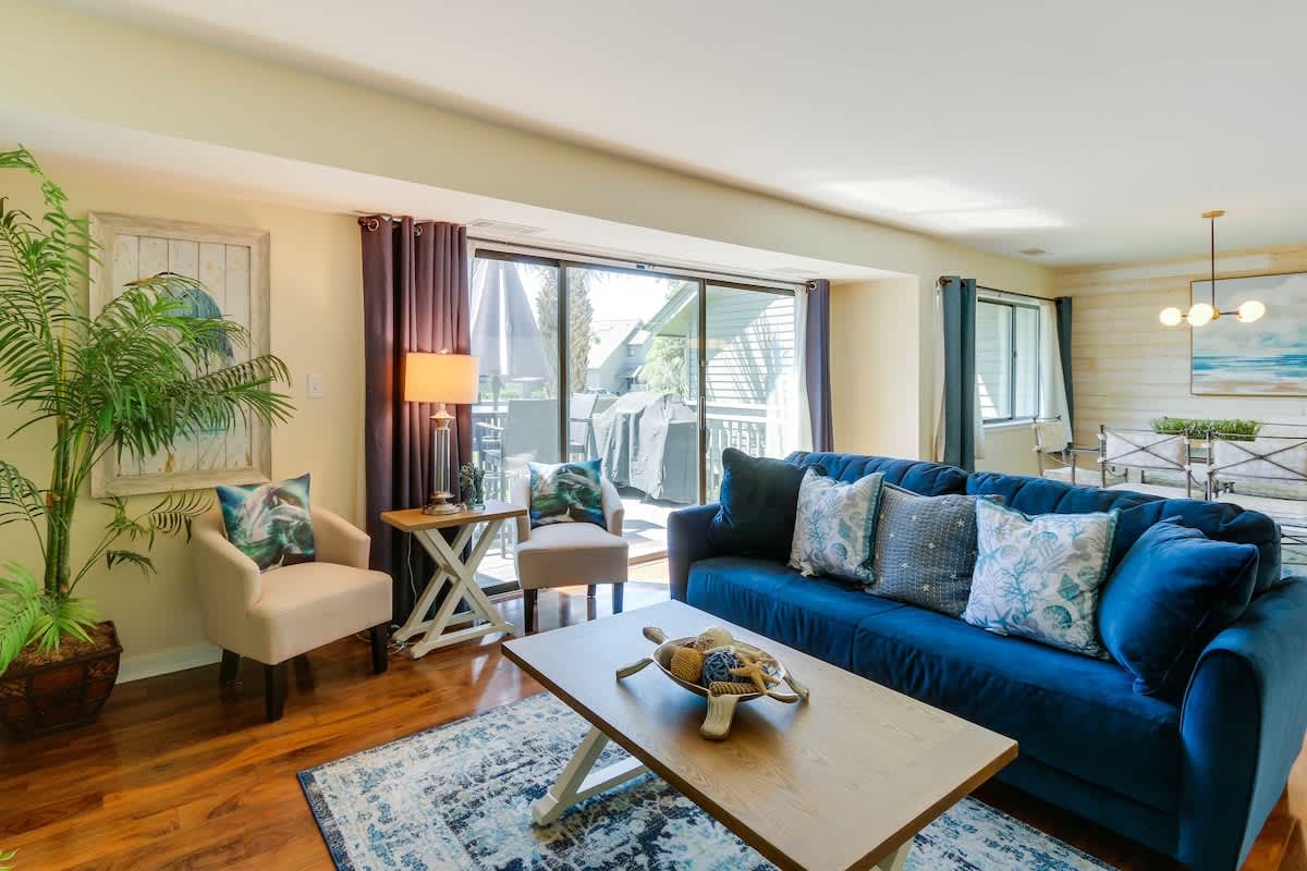 Living Room with Access to Balcony