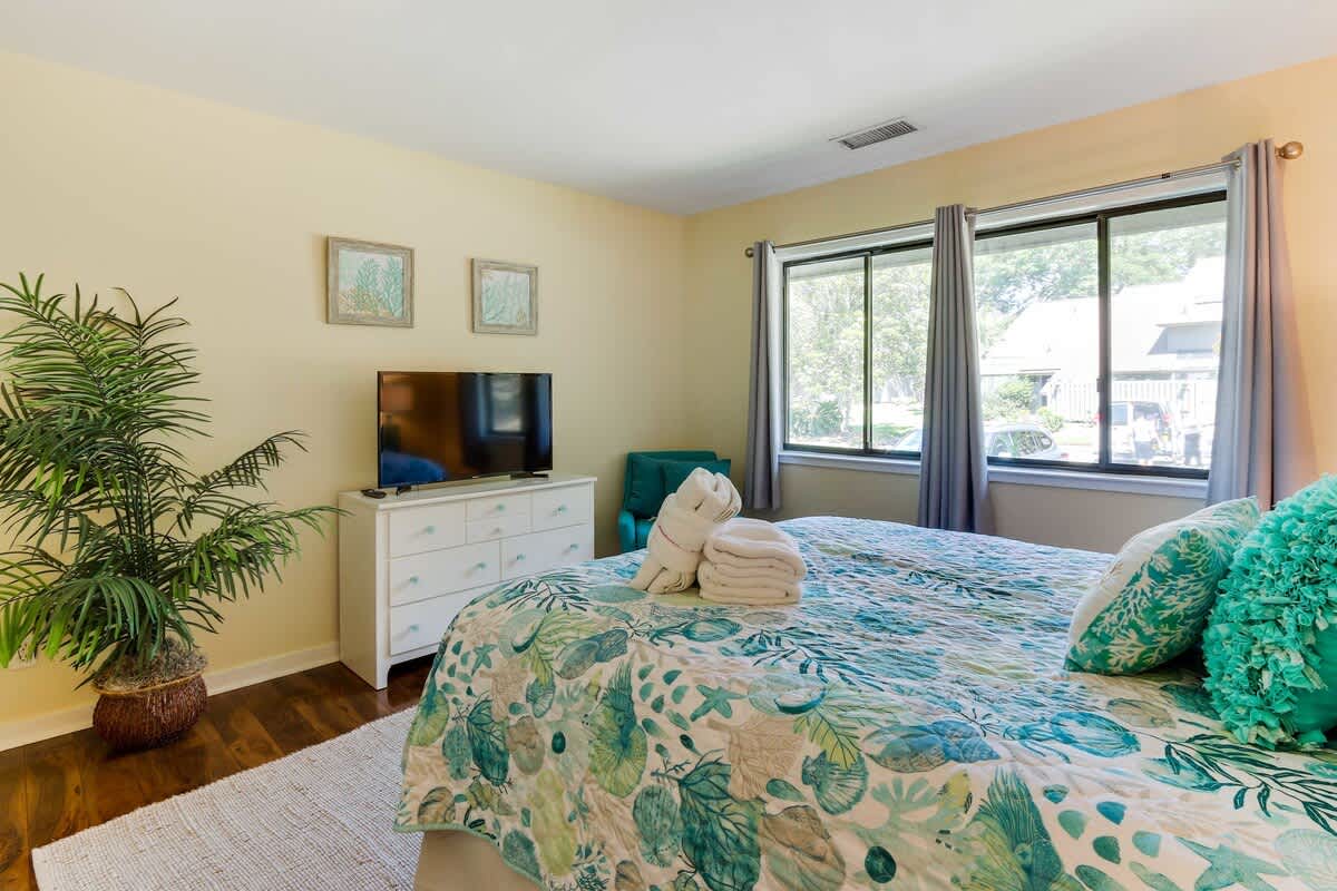Main Floor Queen Bedroom