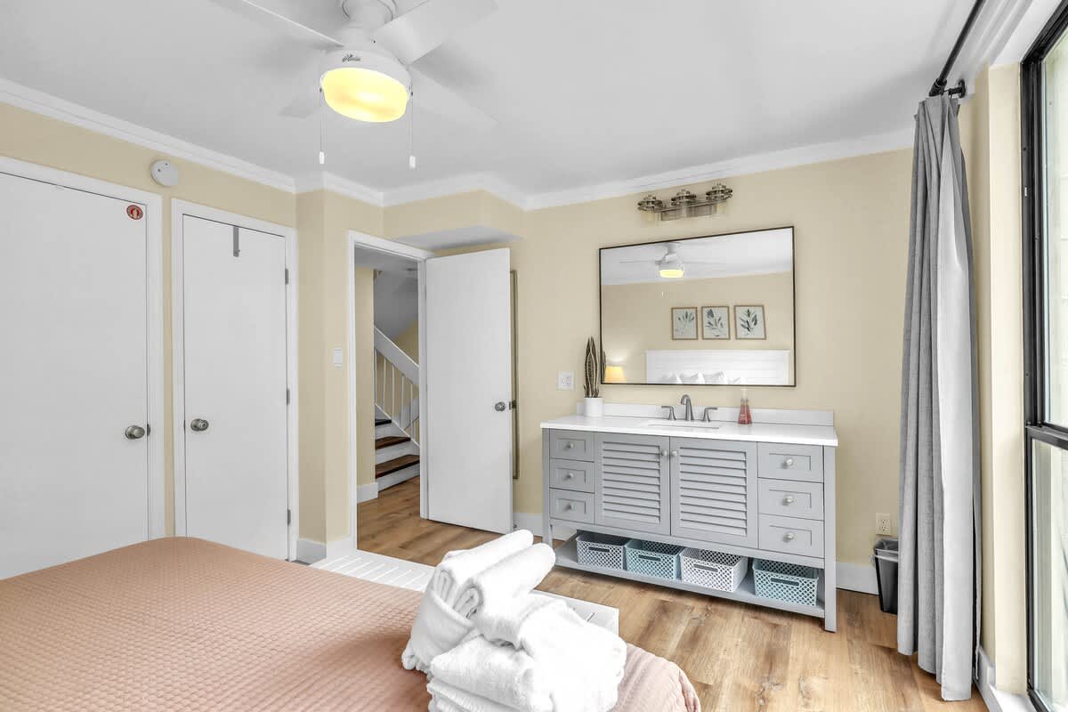 Guest Bedroom with King Bed (2nd Floor)