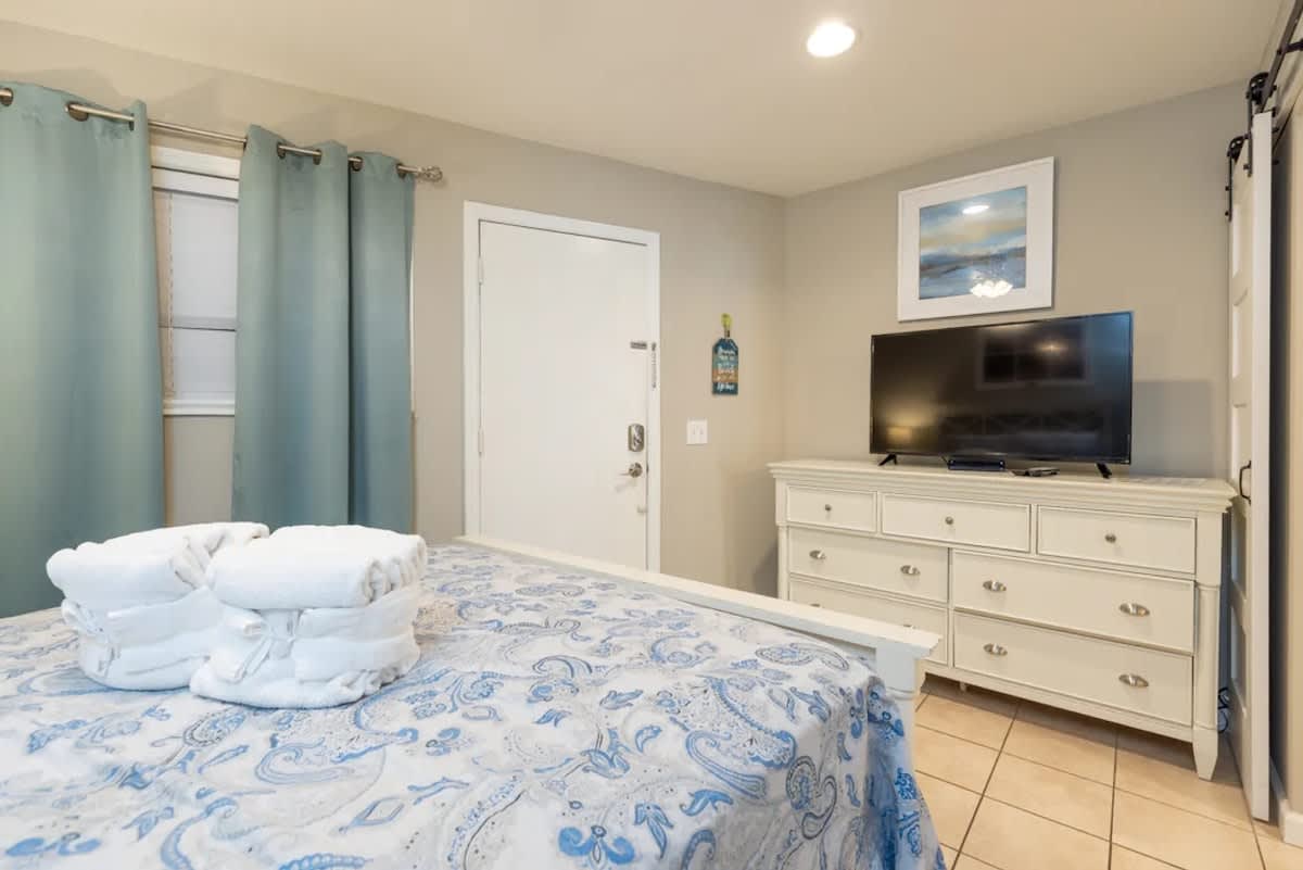 Queen Bedroom at Entrance