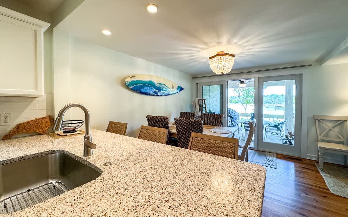 Kitchen & Dining Area