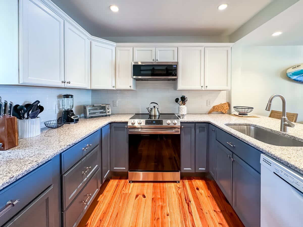 Kitchen & Dining Area