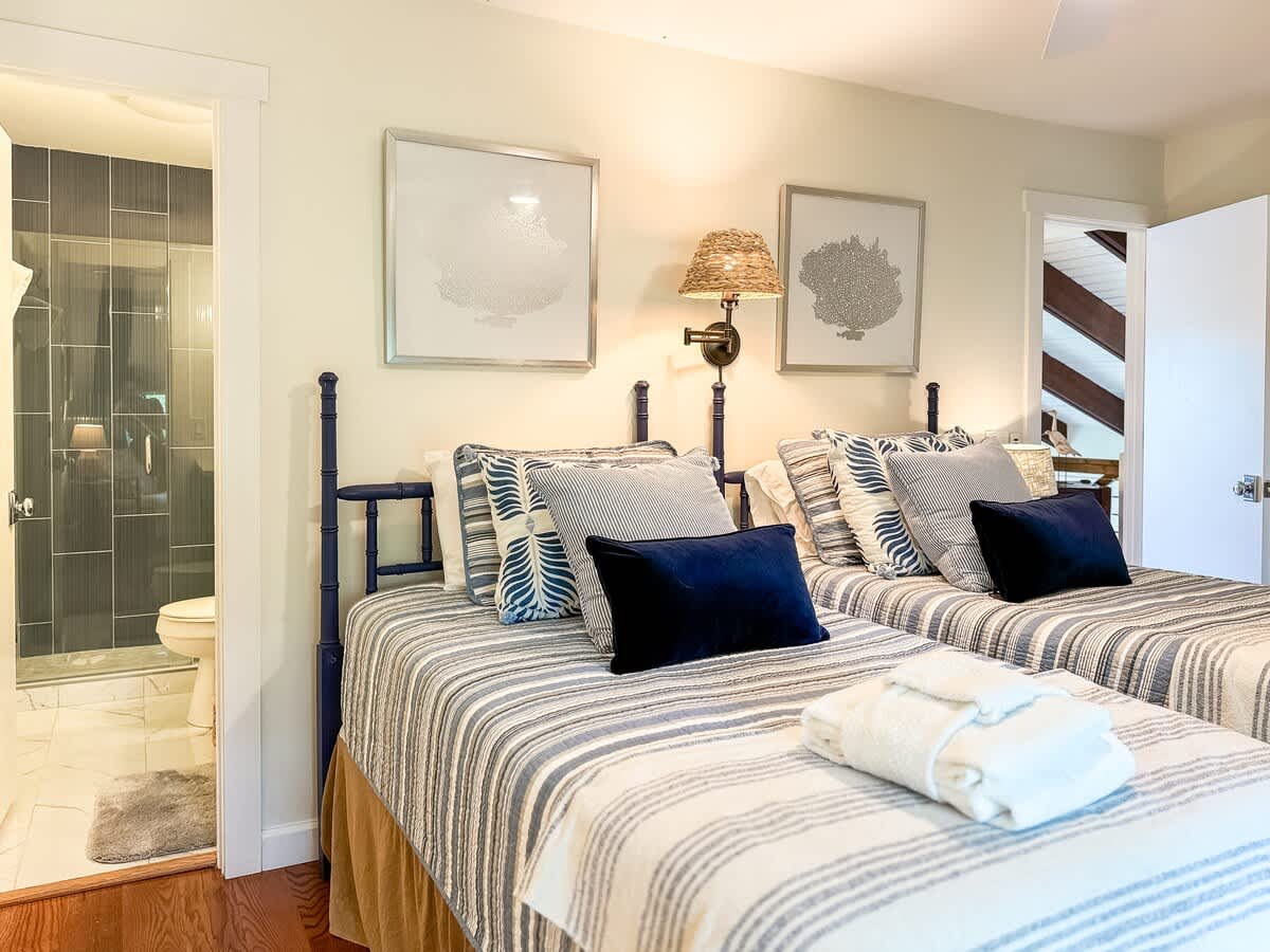 Double Twin Suite & Bathroom