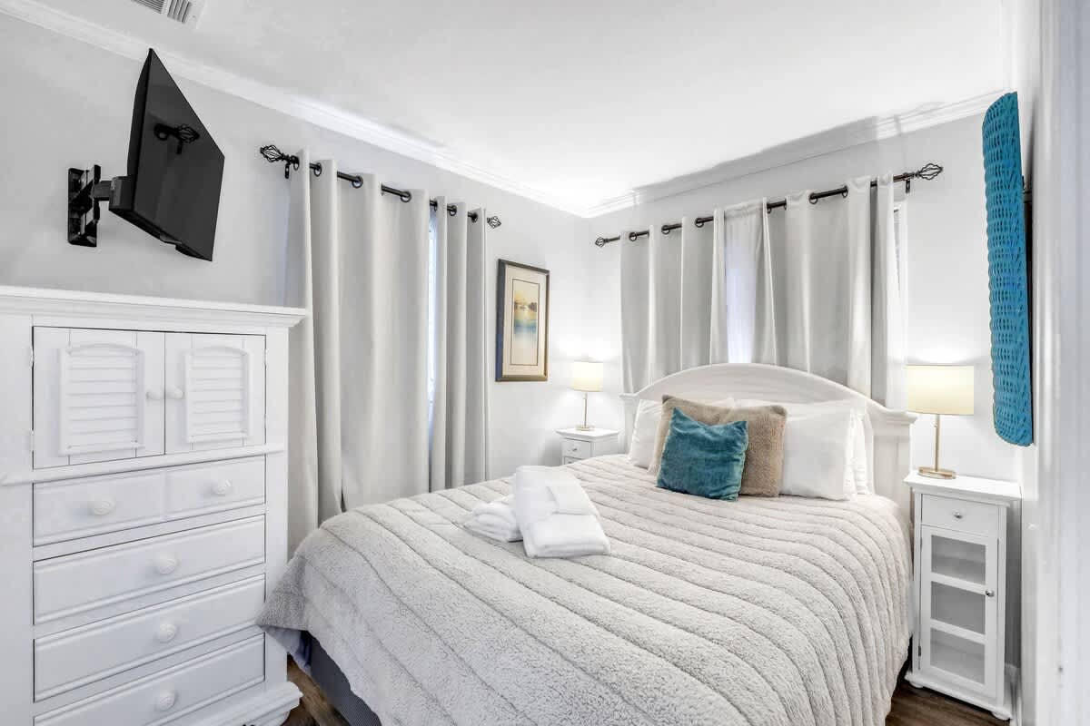 Primary Suite with Queen Bed