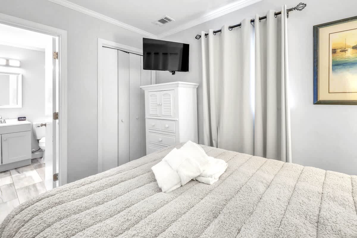 Primary Suite with Queen Bed