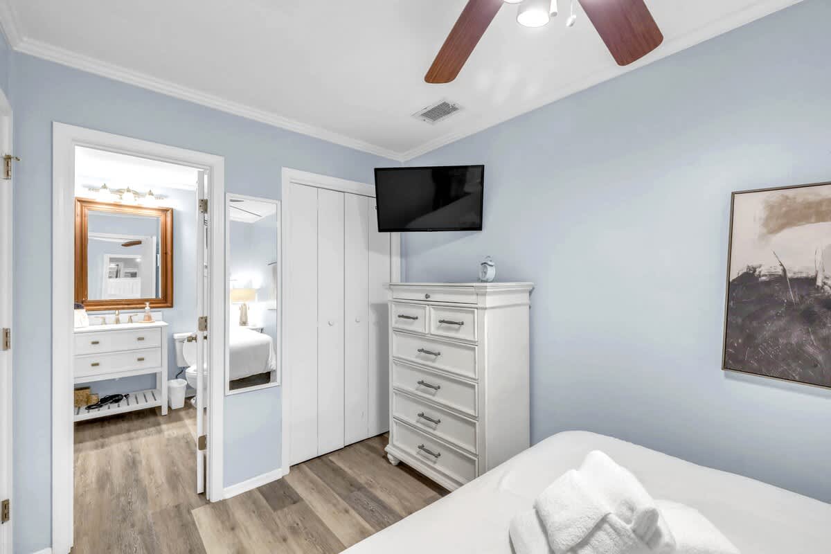 Primary Suite with Queen Bed and En-Suite Bathroom