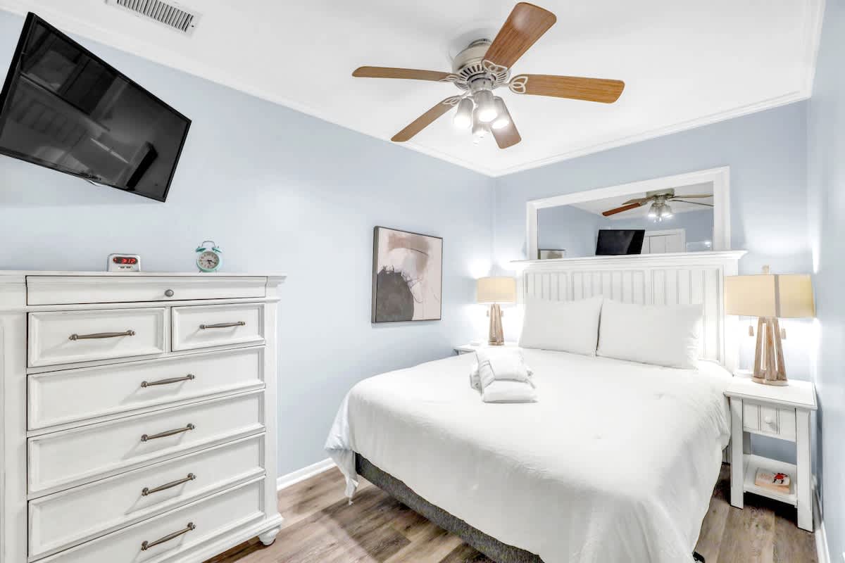 Primary Suite with Queen Bed and En-Suite Bathroom