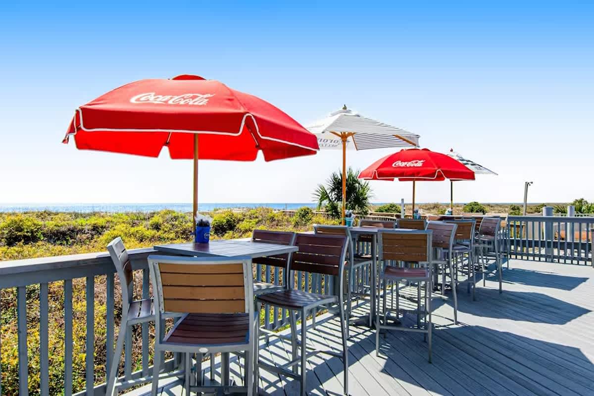 On-Site Restaurant and Bar with View of Ocean