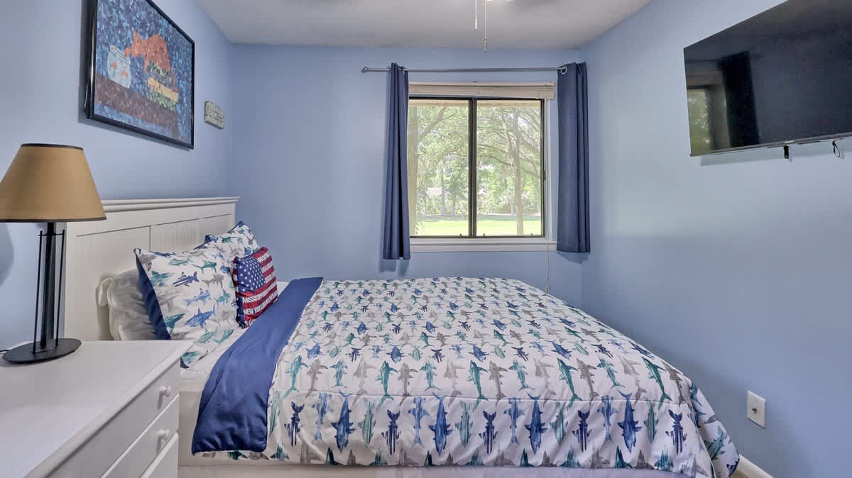 Guest Queen Bedroom