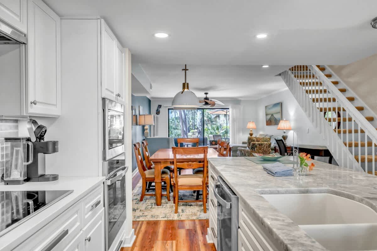 Kitchen and Breakfast Bar