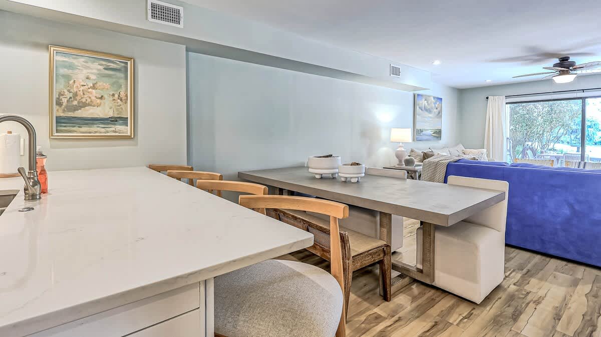 Breakfast Bar and Dining Area