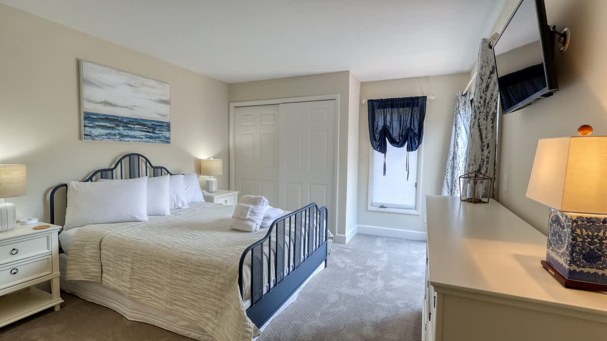 Queen Suite with Shared Balcony