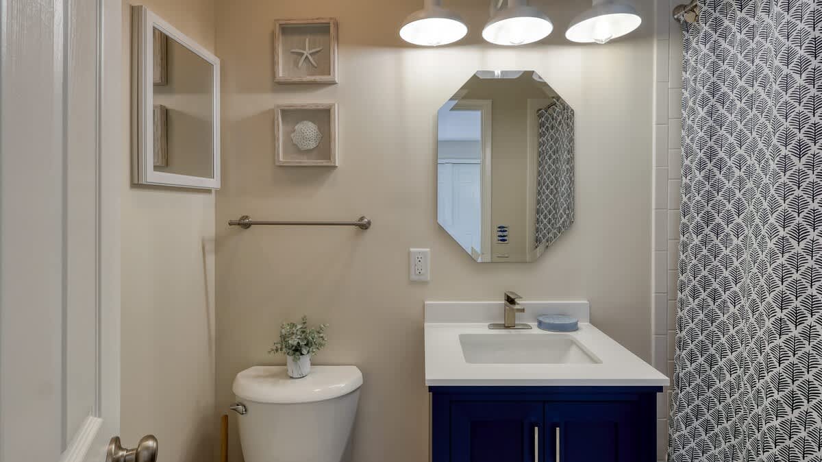 Queen Suite Bathroom