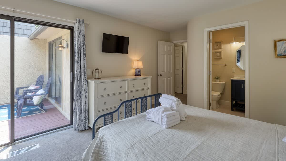 Queen Suite with Shared Balcony