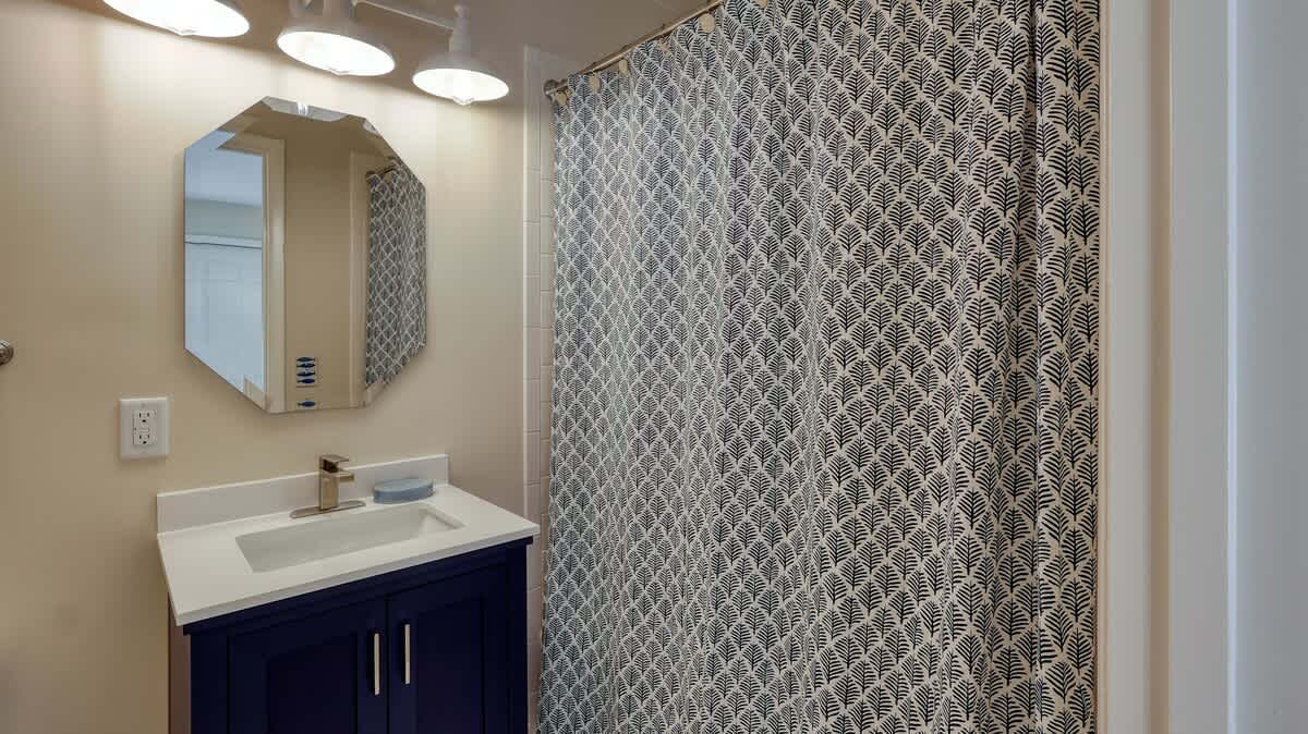 Queen Suite Bathroom