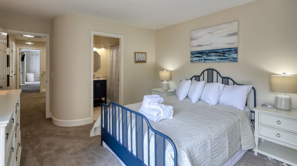 Queen Suite with Shared Balcony