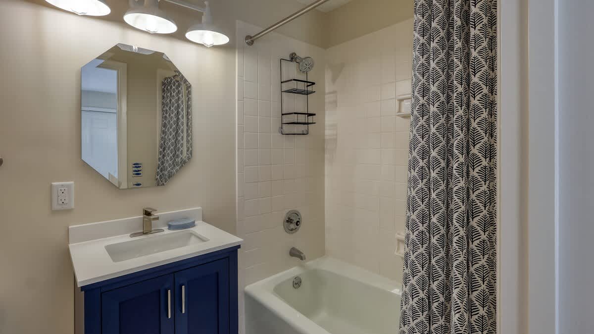 Queen Suite Bathroom