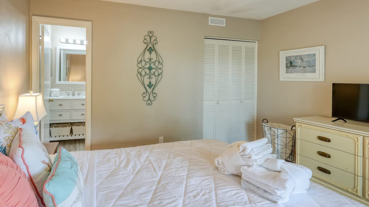 Primary Suite with Queen Bed