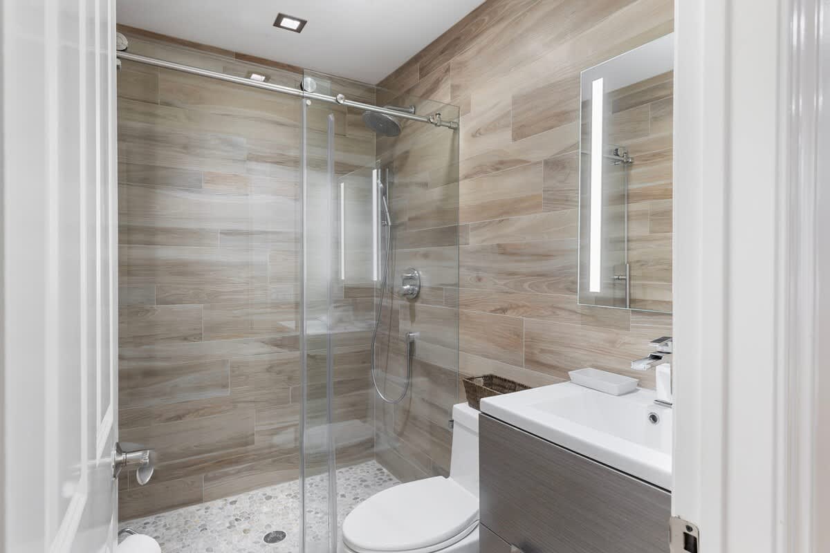 Shared Hallway Bathroom for Queen and Twin Room