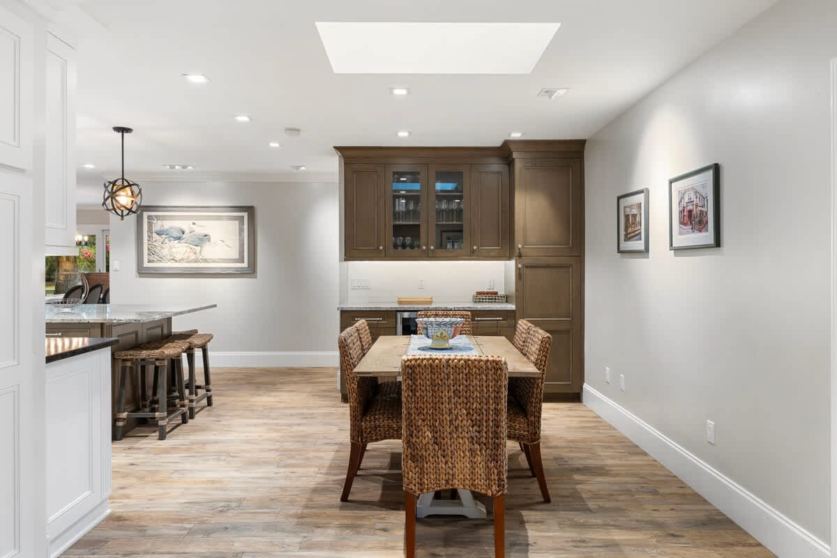 Additional Dining Space in Kitchen for 6