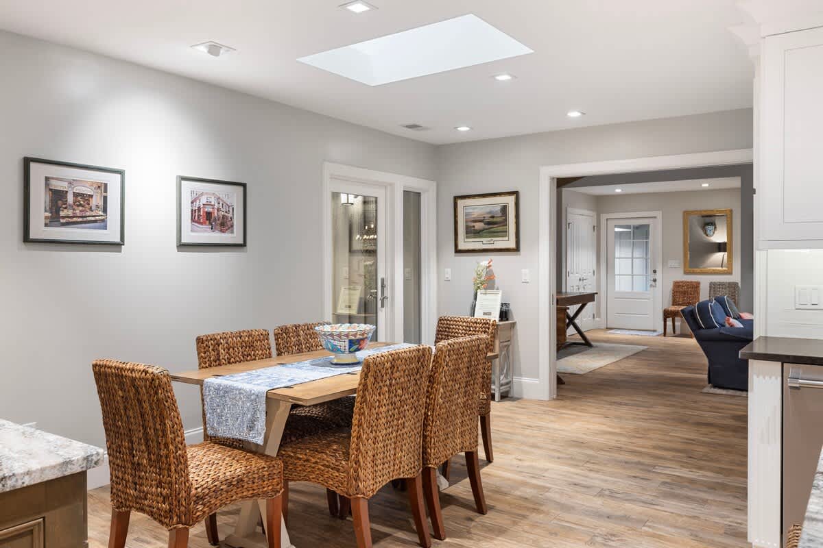 Additional Dining Space in Kitchen for 6