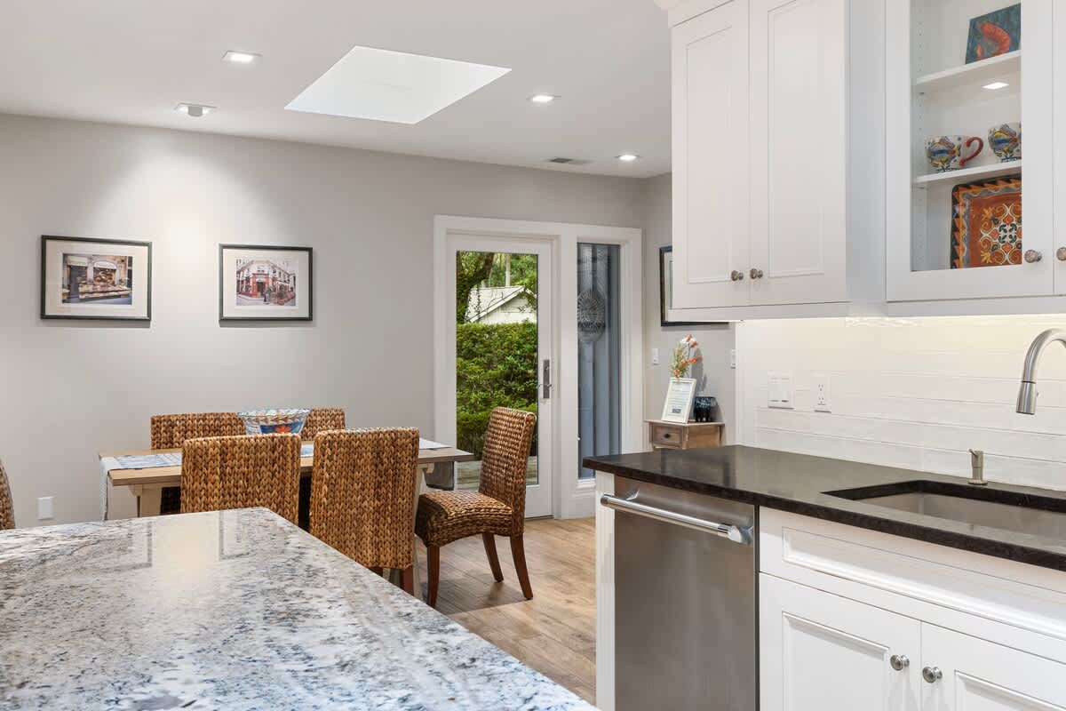 Additional Dining Space in Kitchen for 6