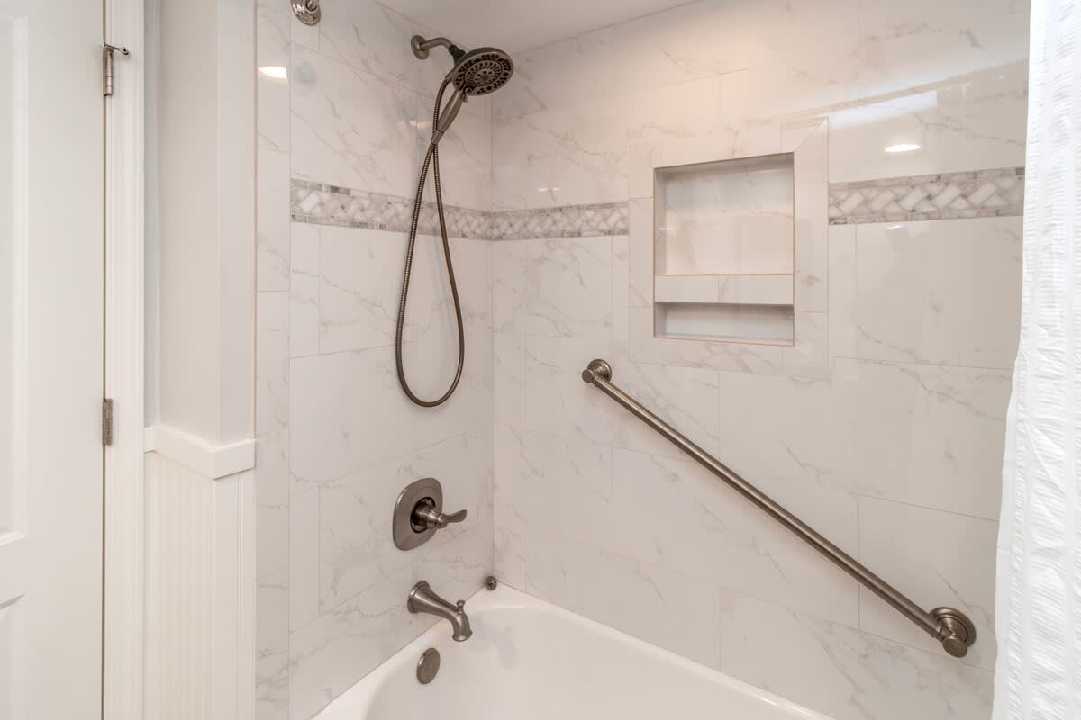 Upstairs Full Bathroom