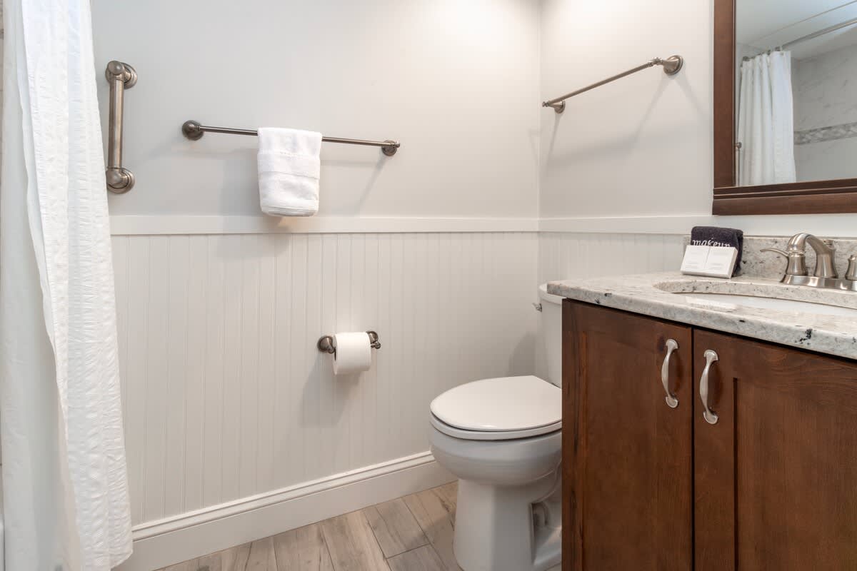 Upstairs Full Bathroom