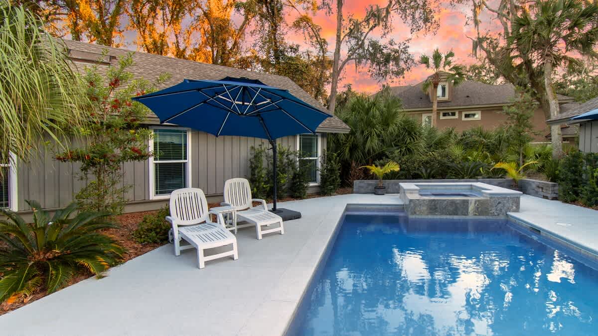 Private Pool in Front