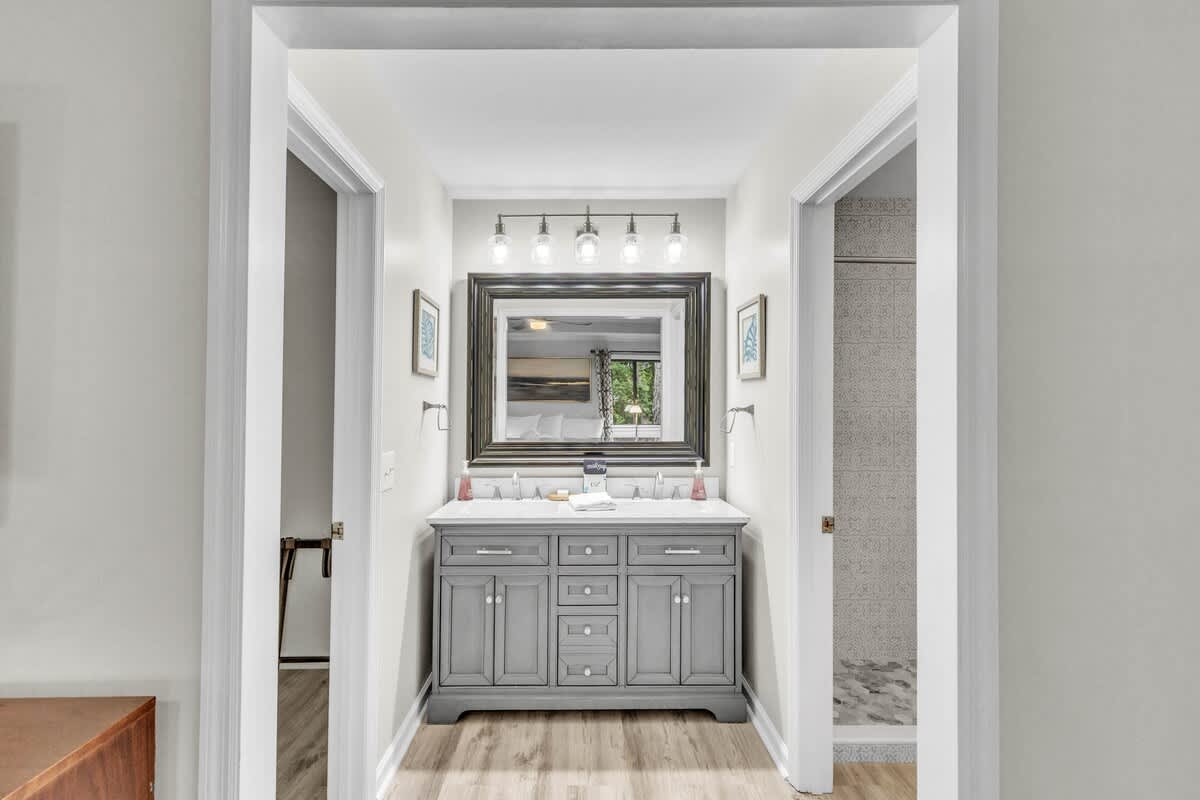 Primary En-Suite Bathroom