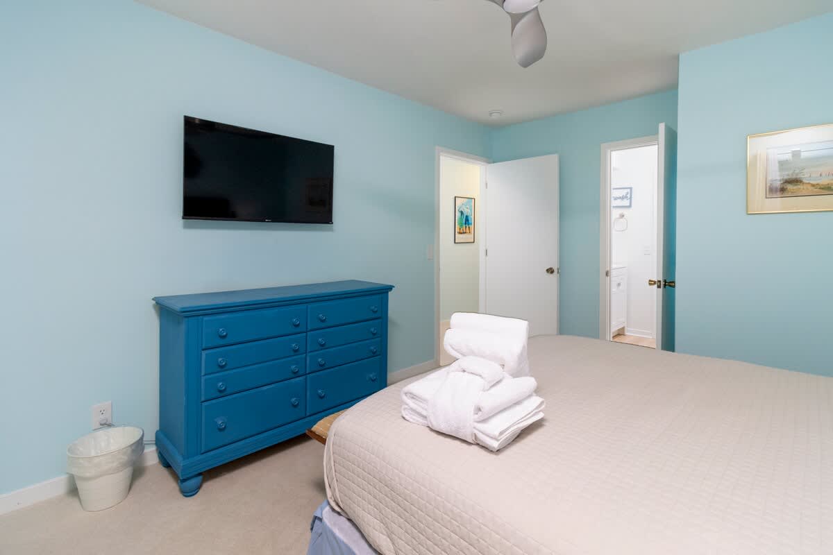 Guest Bedroom with Queen Bed