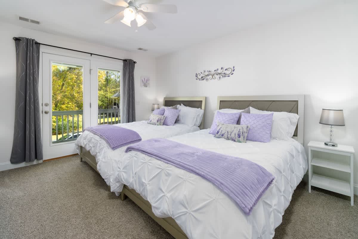 Guest Bedroom with Twin Beds