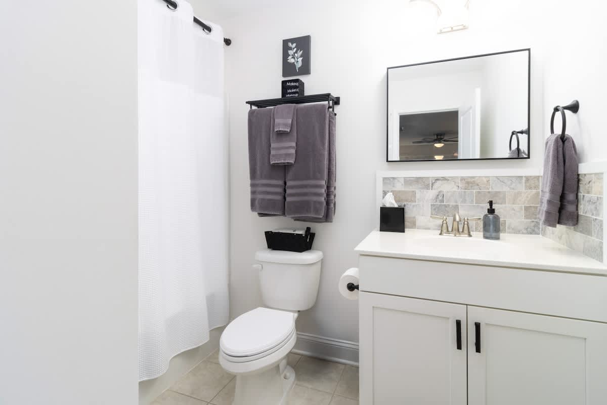 Upstairs Full Bathroom