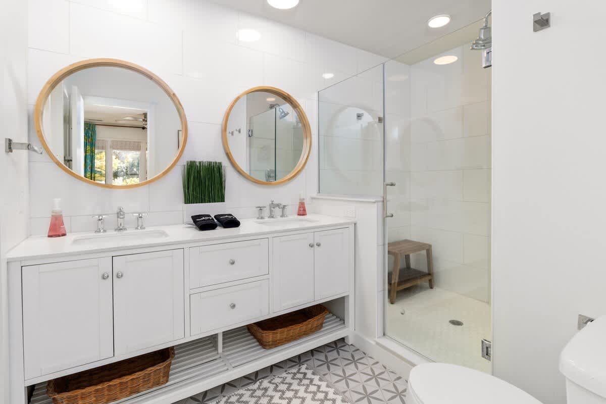 Primary en suite with clean, modern finishes