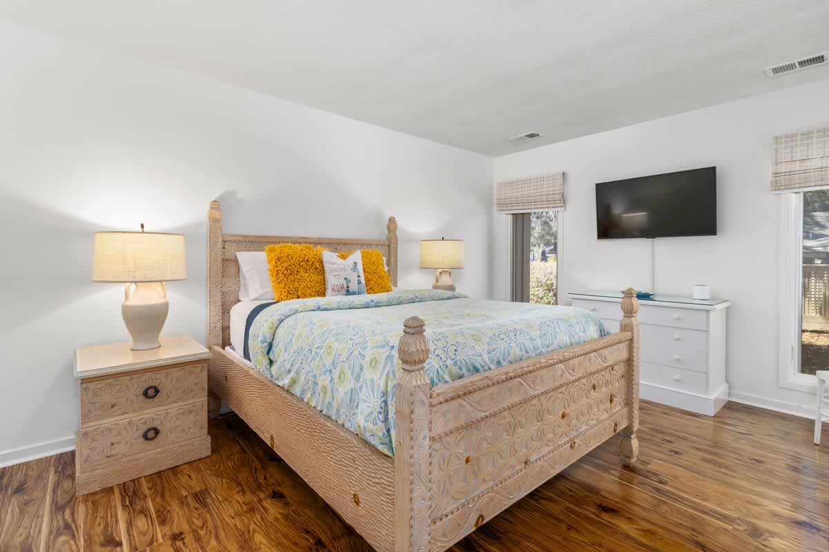 Queen bedroom with en suite bath